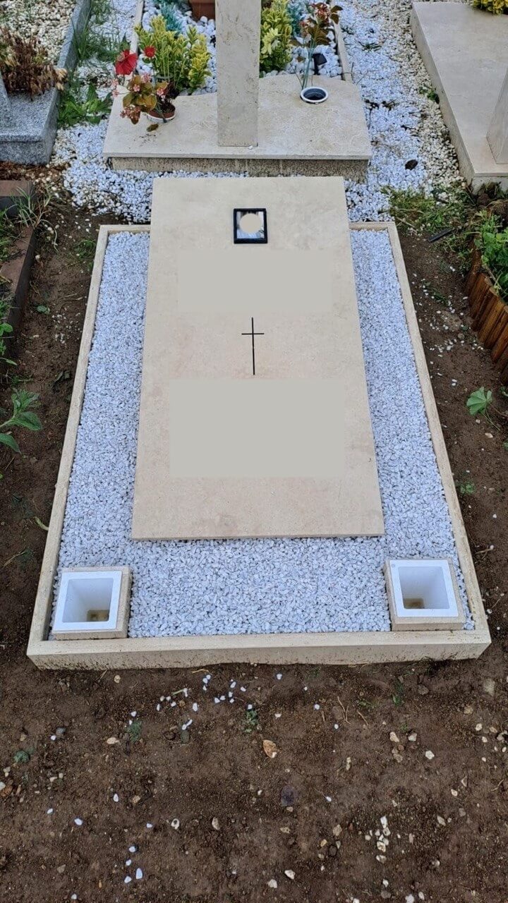 Monumentino piano a scivolo di travertino